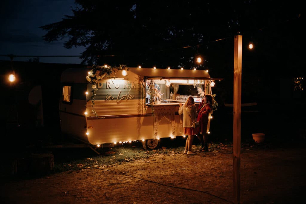 Cocktail dinatoire stand dans le mariage immersif