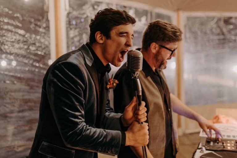 Le marié entrain de chanter en pleine édition du mariage immesif