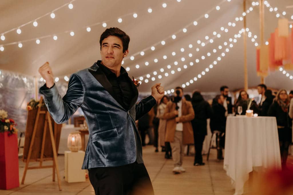 Le marié entrain de dancer en pleine édition du mariage immesif