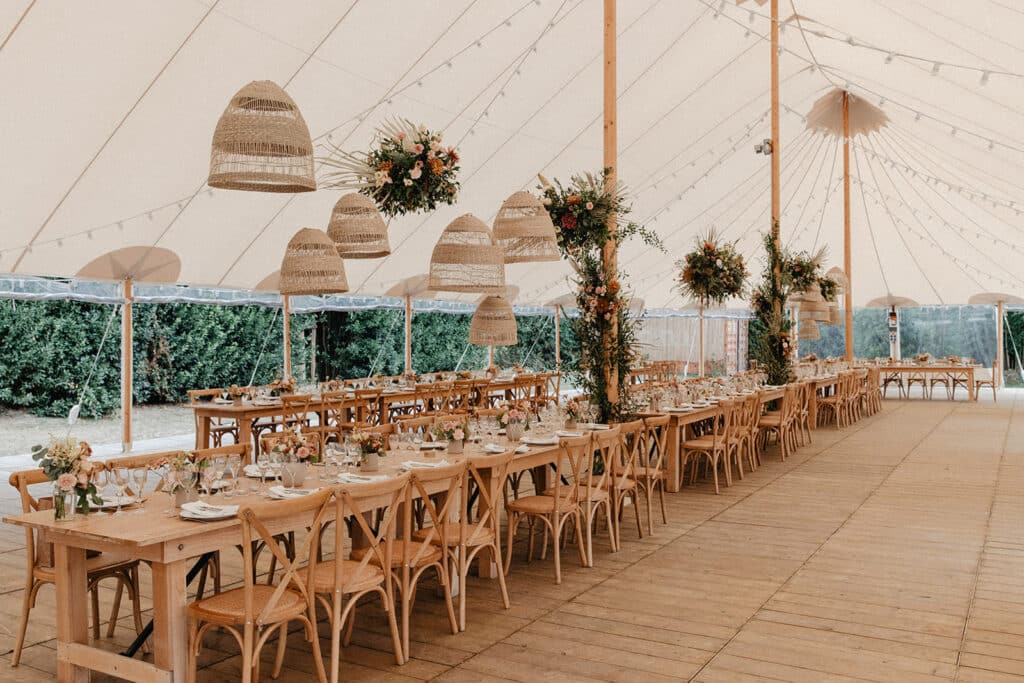 Salle d'intérieur du domaine de l'orangerie des demoiselle sous une tente